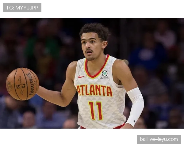 特雷·杨场下穿拖鞋逛超市，这松弛感是真敢花大合同的钱啊